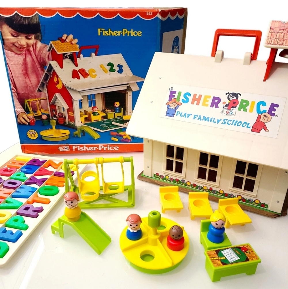 Near Mint Vintage Fisher Price 1971 Little People Play Family School House W Box
